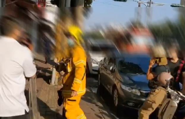 ▼警消人員獲報連忙到場支援。（圖／東森新聞）