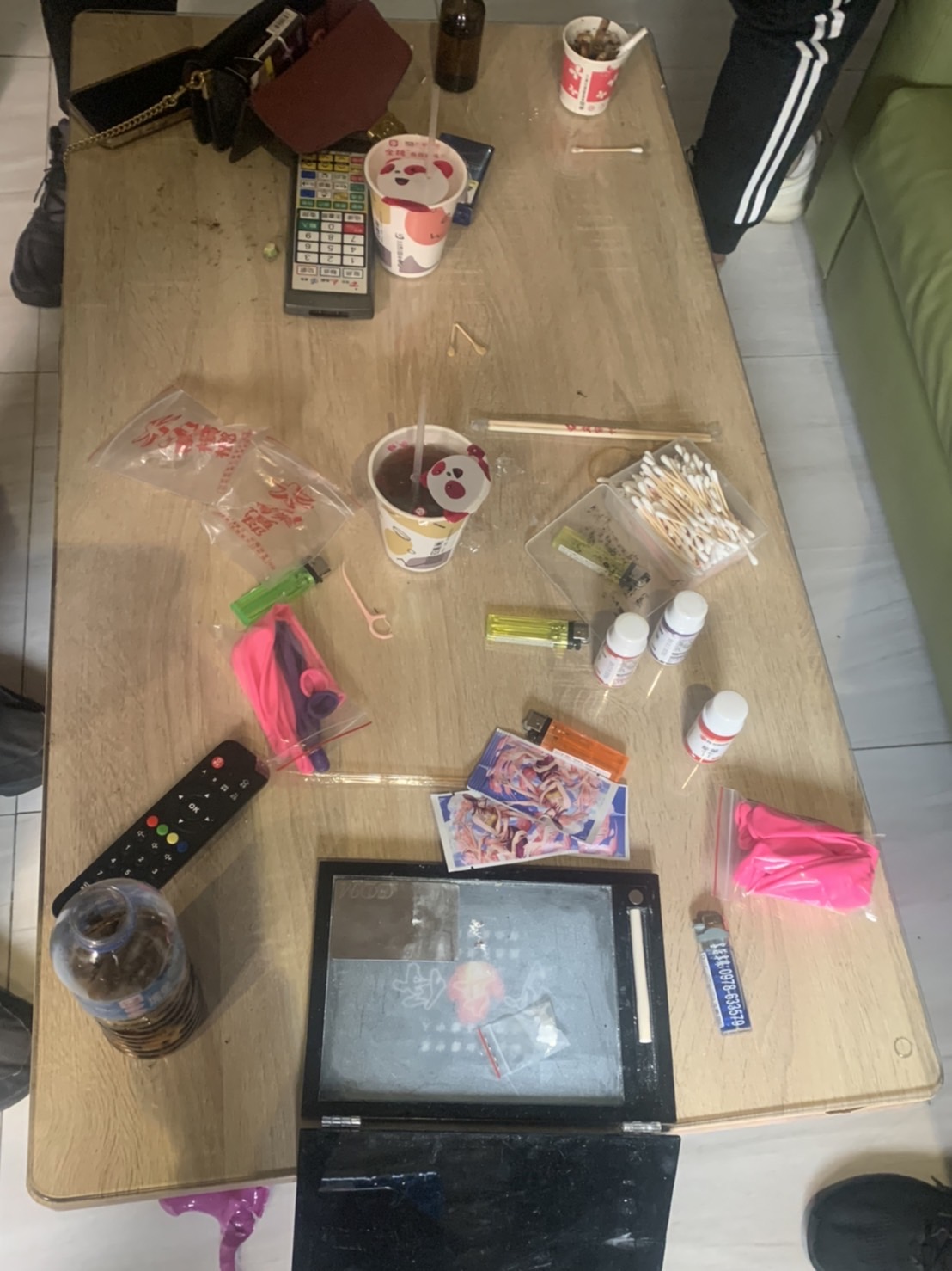 ▲▼警方在汽車旅館查獲改造槍枝、贓款等物品。（圖／東森新聞）