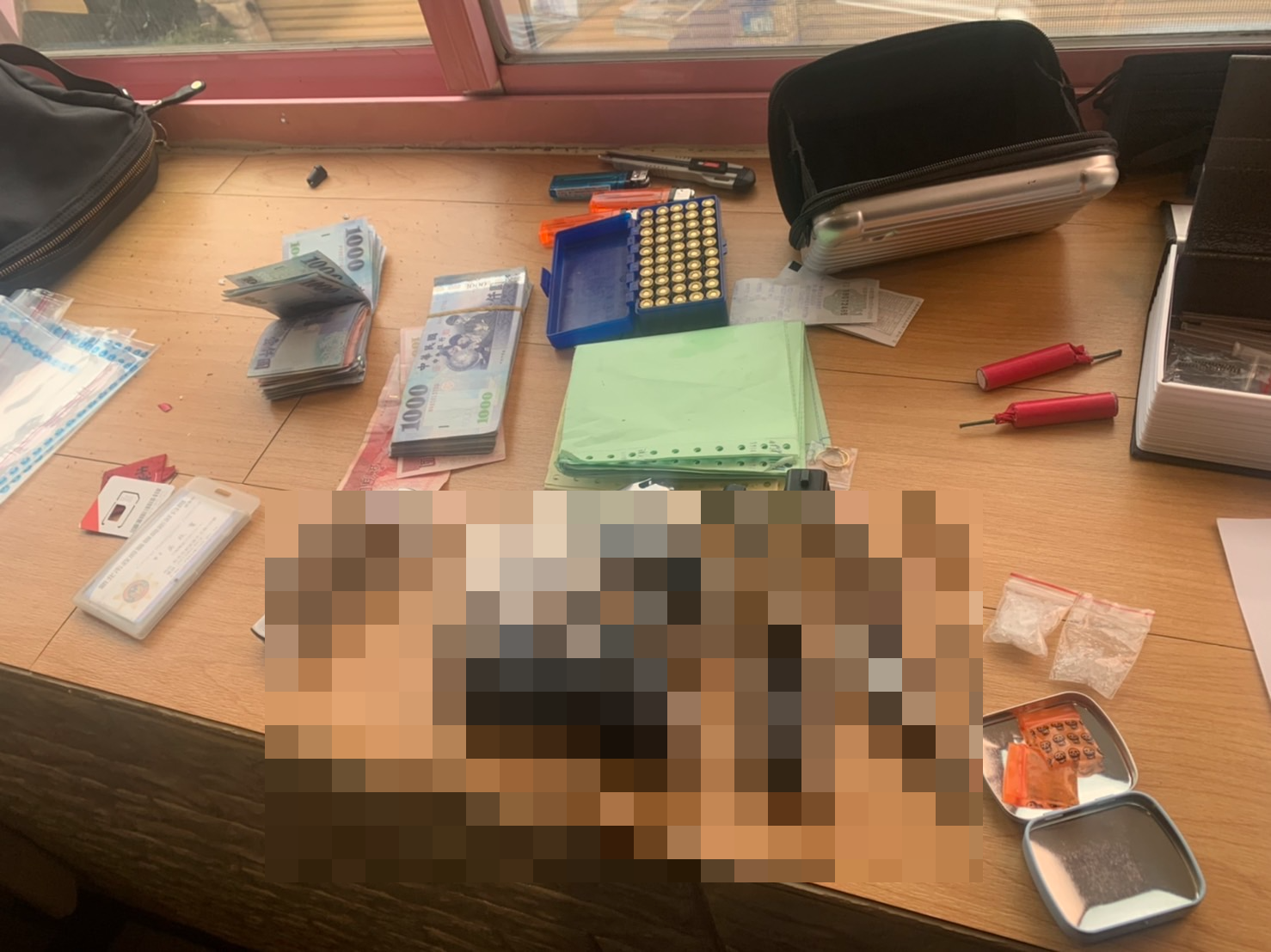 ▲▼警方在汽車旅館查獲改造槍枝、贓款等物品。（圖／東森新聞）