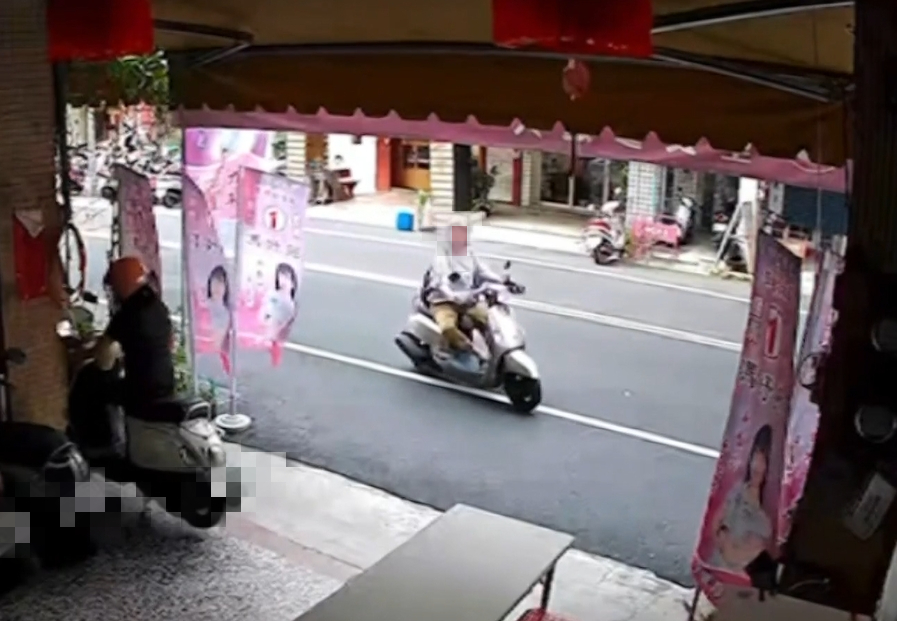 ▼婦人騎著機車來到候選人服務處大聲咆哮。（圖／東森新聞）