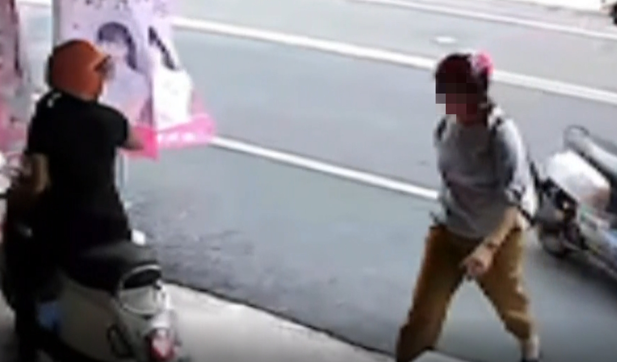 ▼婦人怒氣沖沖的走進門，表示自己要找總幹事吳姓男子。（圖／東森新聞）