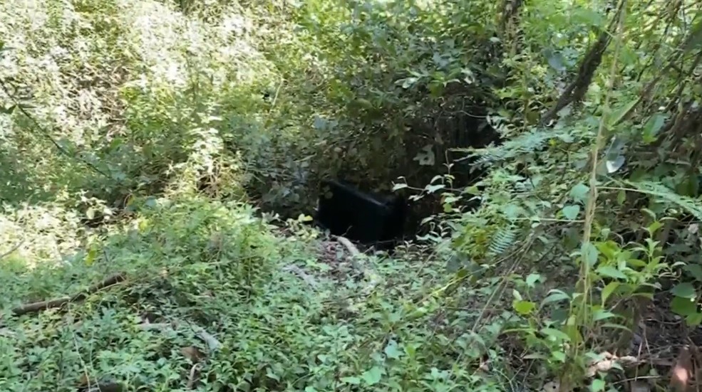 ▼詐騙集團成員棄置太空包。（圖／東森新聞）