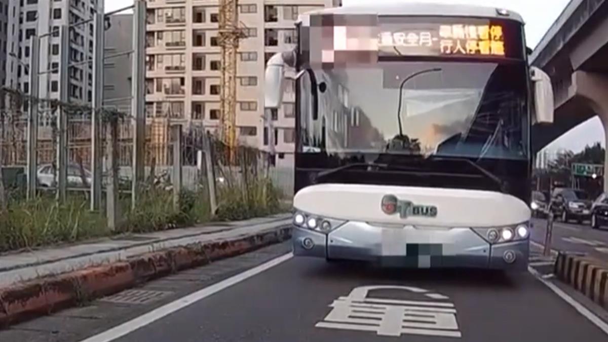 客運開到慢車道騎士怒罵 運將只好倒退嚕