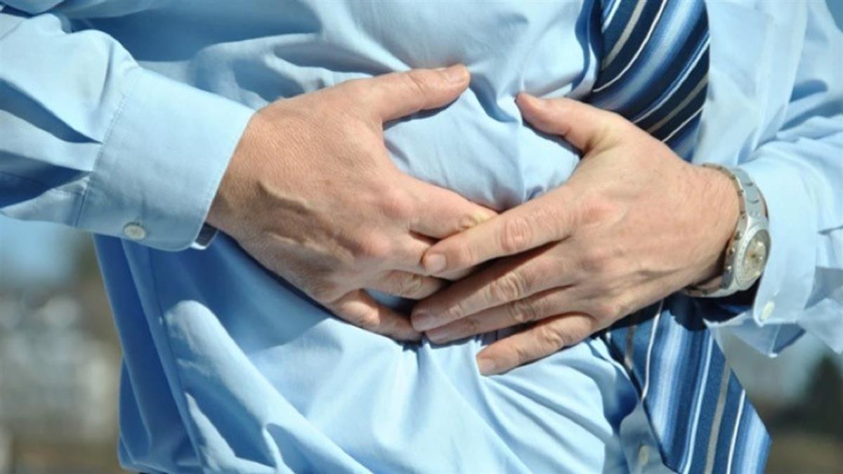 起床喝到天黑 男一天灌3瓶威士忌「膀胱脹到破掉」