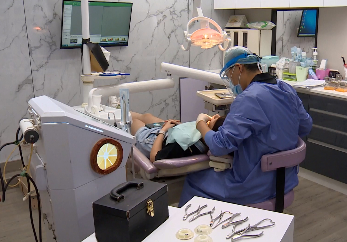 ▼醫生在疏失當下僅有點藥水，並未告知當事人嘴把有傷口。（圖／東森新聞）