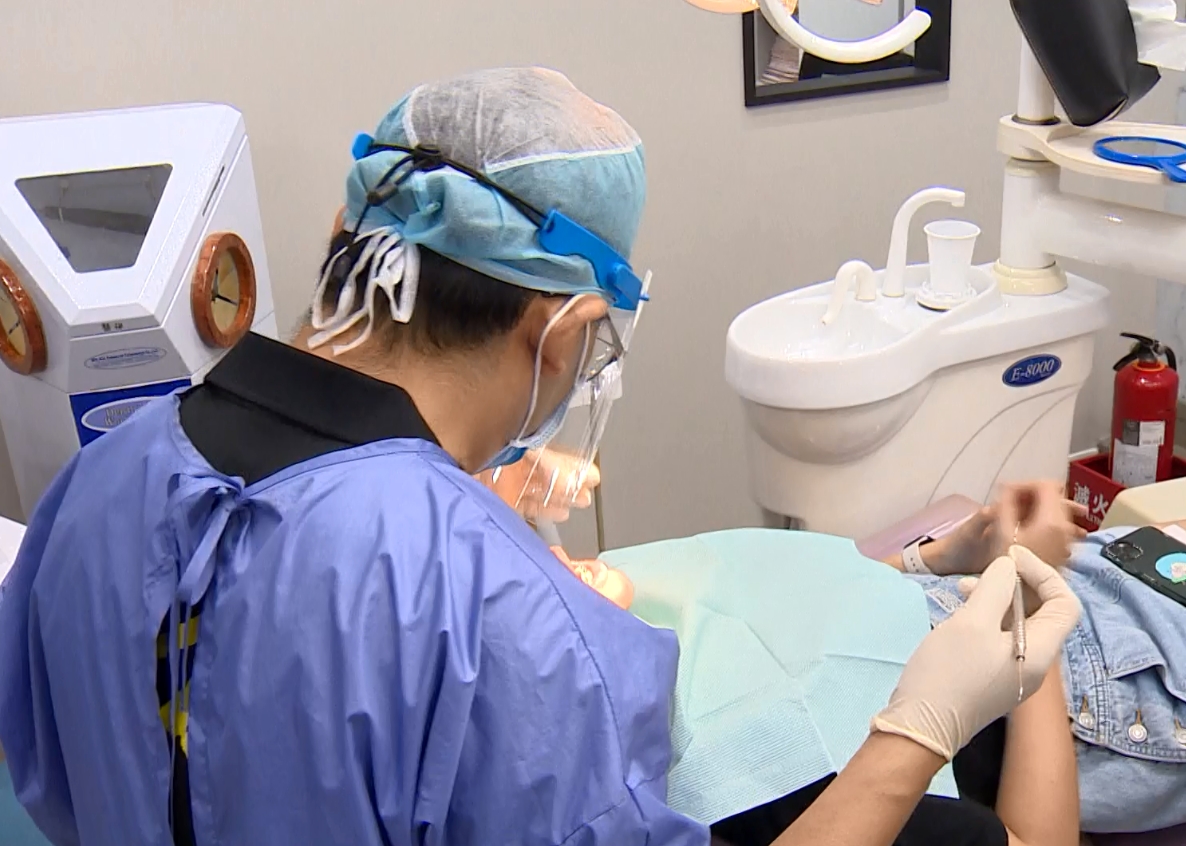 ▼一位民眾到牙醫診所拔牙，沒想到嘴巴竟被戳出一個洞。（圖／東森新聞）