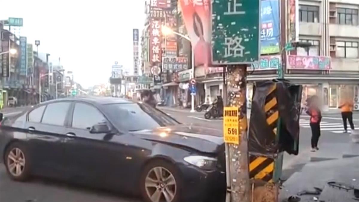 2車路口碰撞 自小客疑闖紅燈撞進咖啡店