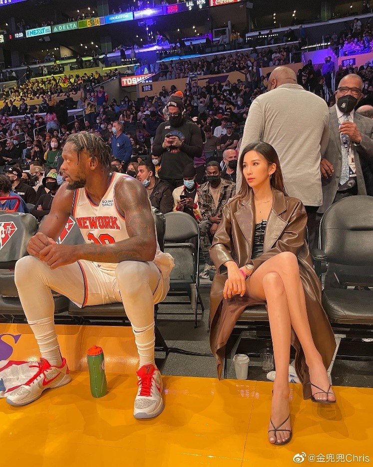 ▼金兜兜可以坐在球員旁觀賽。（圖／翻攝自金兜兜chris微博）