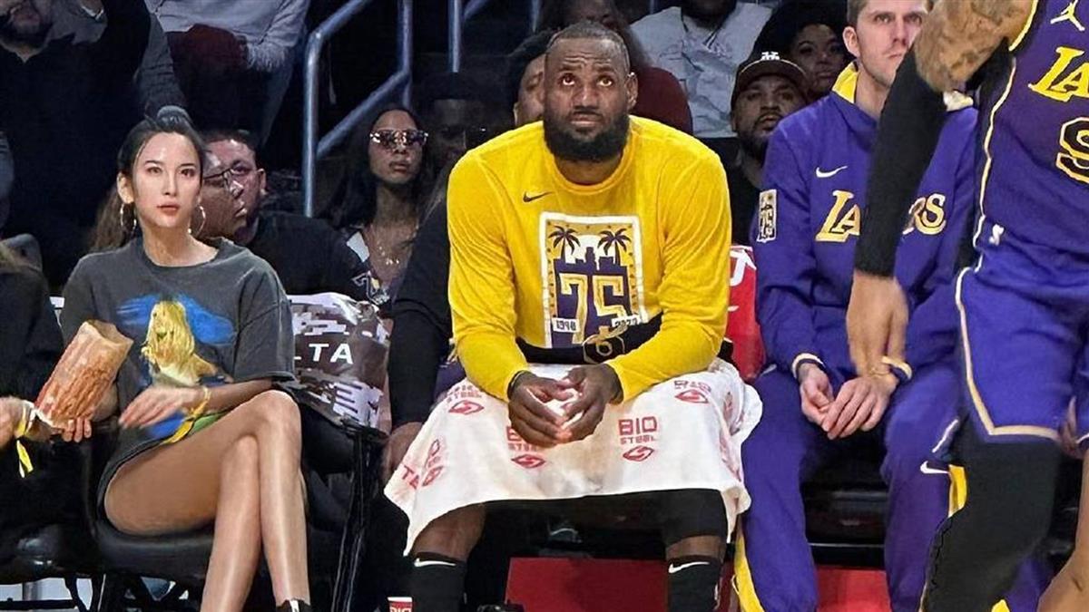 長腿正妹坐詹皇身邊觀賽 超狂背景被起底