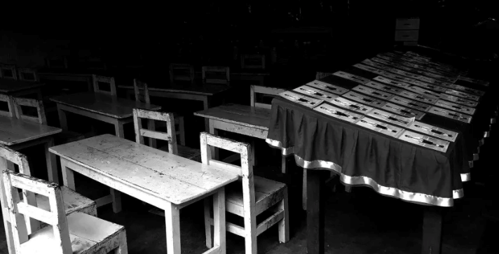 ▼哥倫比亞某所學校的學生集體玩碟仙。（示意圖／翻攝自PIXABAY）