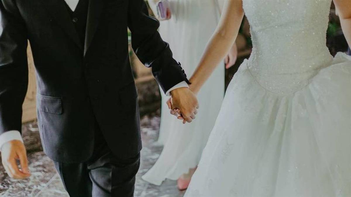 爸媽堅持辦「千人奢華喜宴」小夫妻兼職還債崩潰