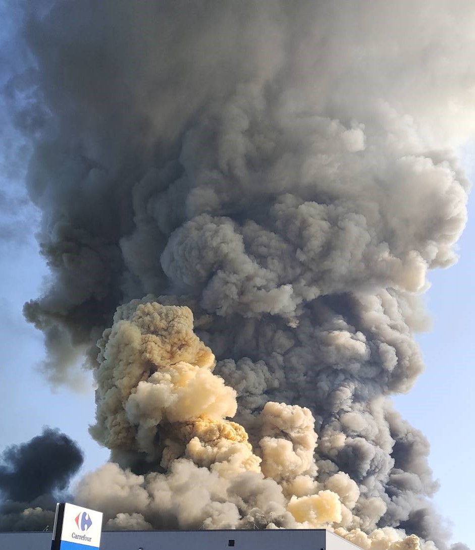 ▼家樂福物流中心竄出焦黑濃煙。（圖／記者爆料網）