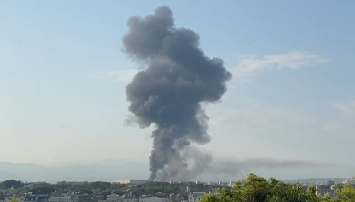 ▼數公里外仍能看到濃濃黑煙。（圖／記者爆料網）