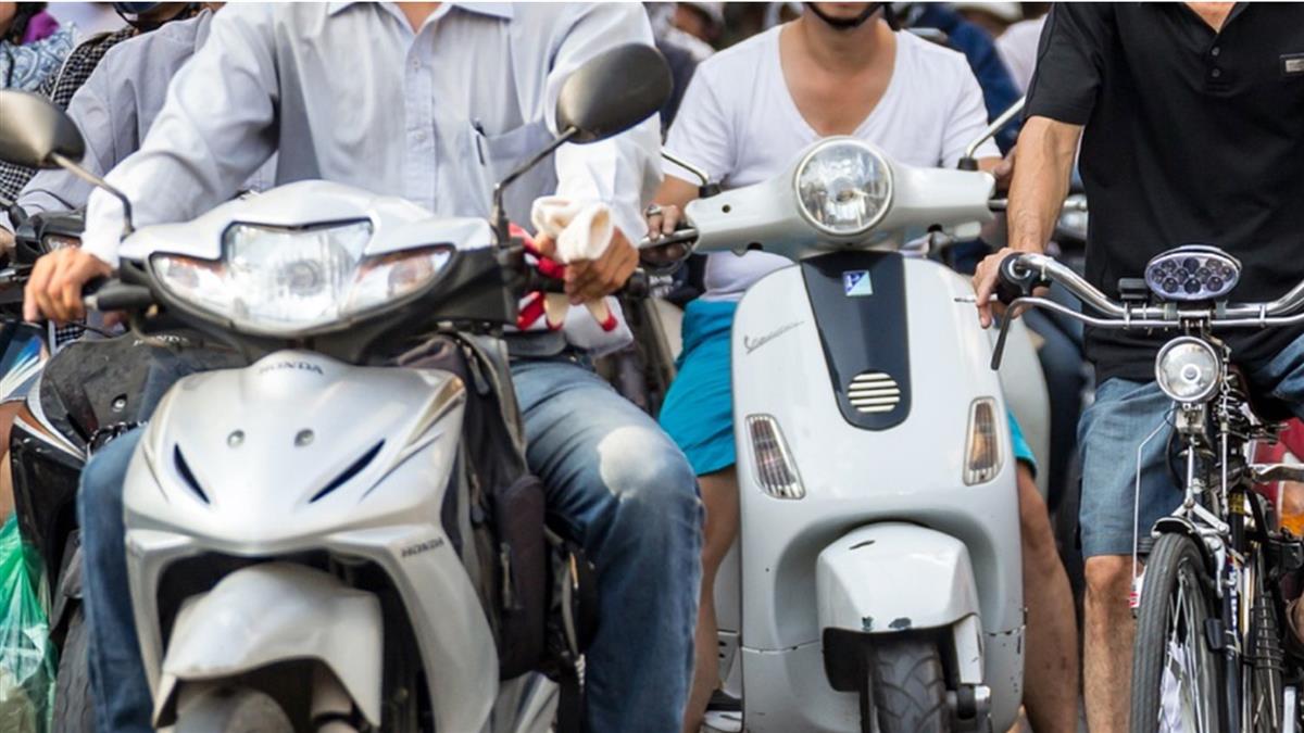 騎車三貼被開單！二寶媽怨警「難道你沒小孩」 網炸鍋