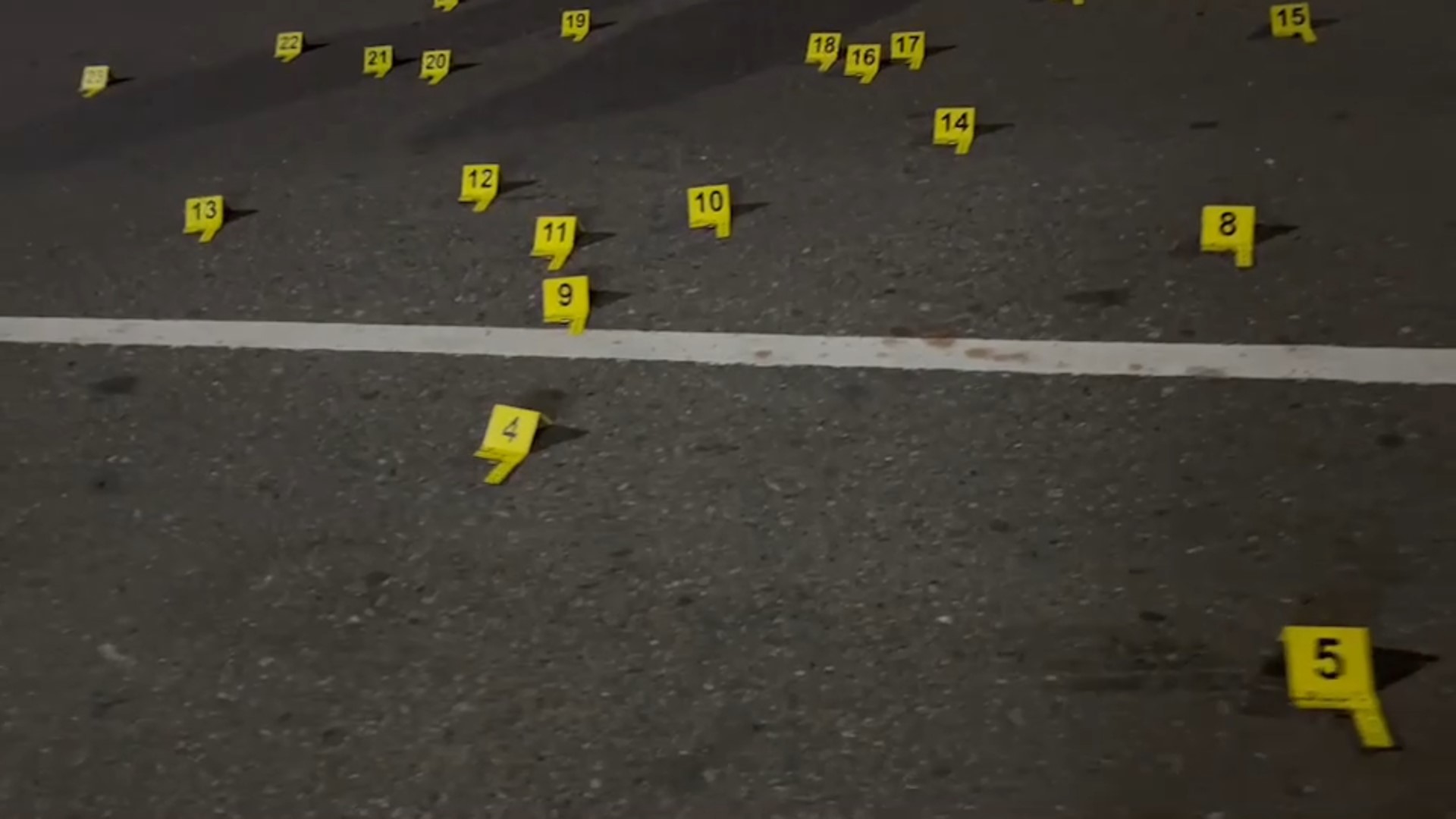 ▼謝財旺服務處現場彈孔。（圖／東森新聞）