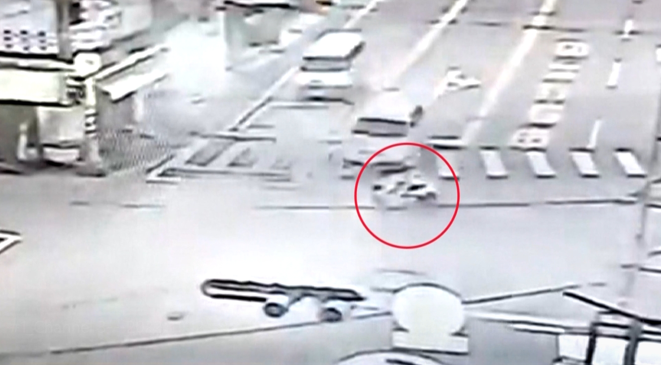 ▼一名77歲婦人騎車路口被一台自小客攔撞上，婦人當場拋飛。（圖／東森新聞）