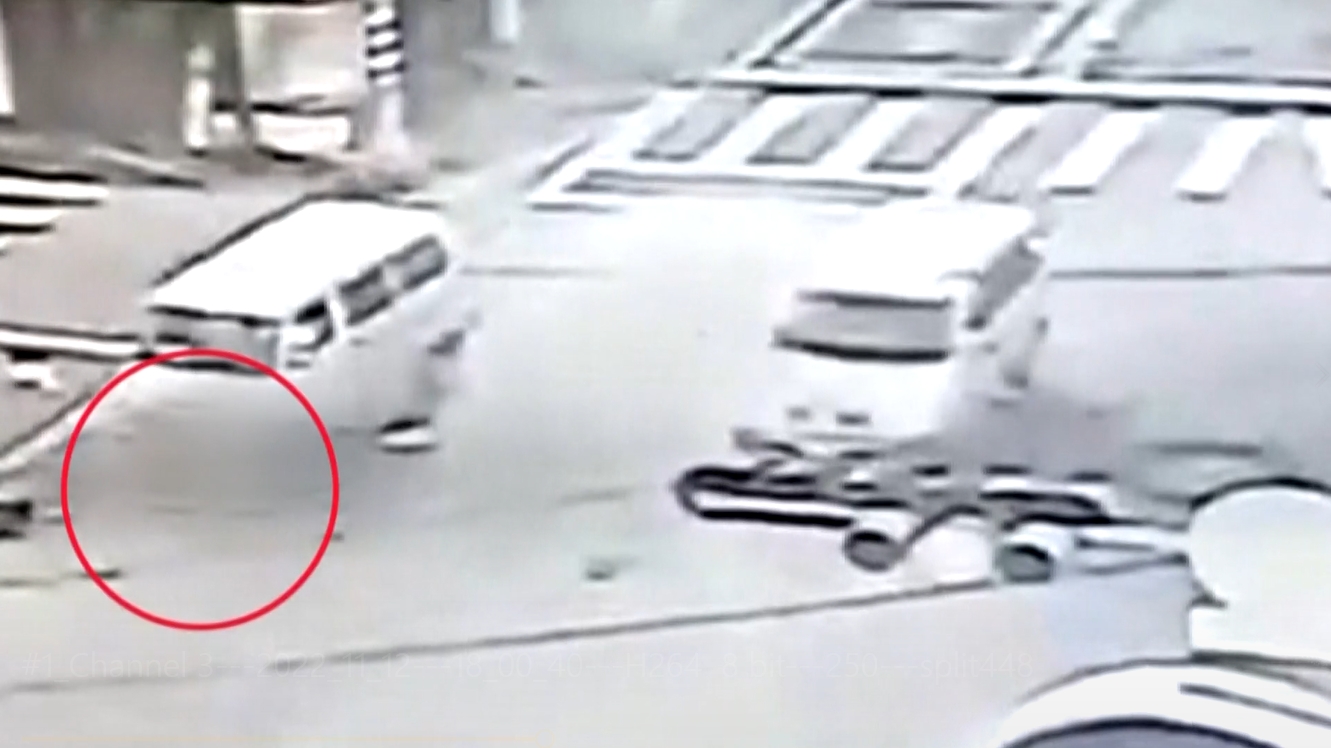 ▼婦人當場拋飛後，隨即又被一旁來不及煞車的小貨車輾過。（圖／東森新聞）