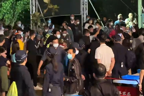 ▼一名67歲的男子在造勢會場突然倒地。（圖／東森新聞）