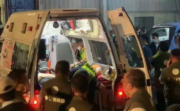 ▼男子昏倒後被緊急送上救護車。（圖／東森新聞）