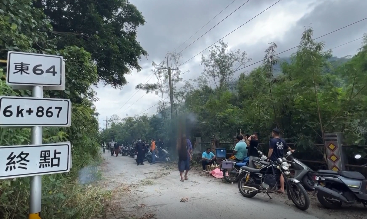 ▼村民照原住民的傳統,每半個小時對空鳴槍,陪伴死者下山。(圖/東森新聞)