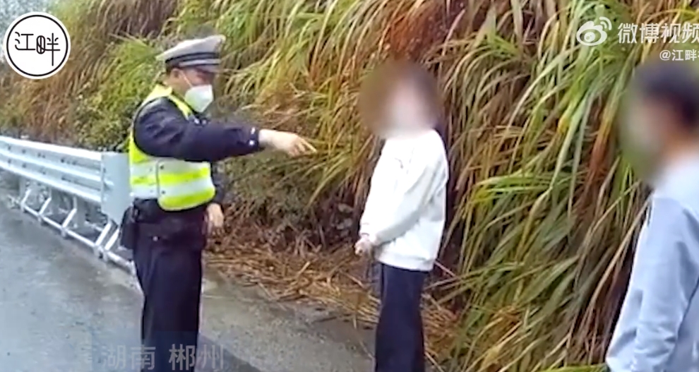 ▼警方幫忙調解小倆口的糾紛。（圖／翻攝自江畔視頻 微博）