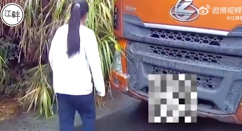 ▼妻子因為丈夫沒有買早餐給他吃氣到想跳車。（圖／翻攝自江畔視頻 微博）