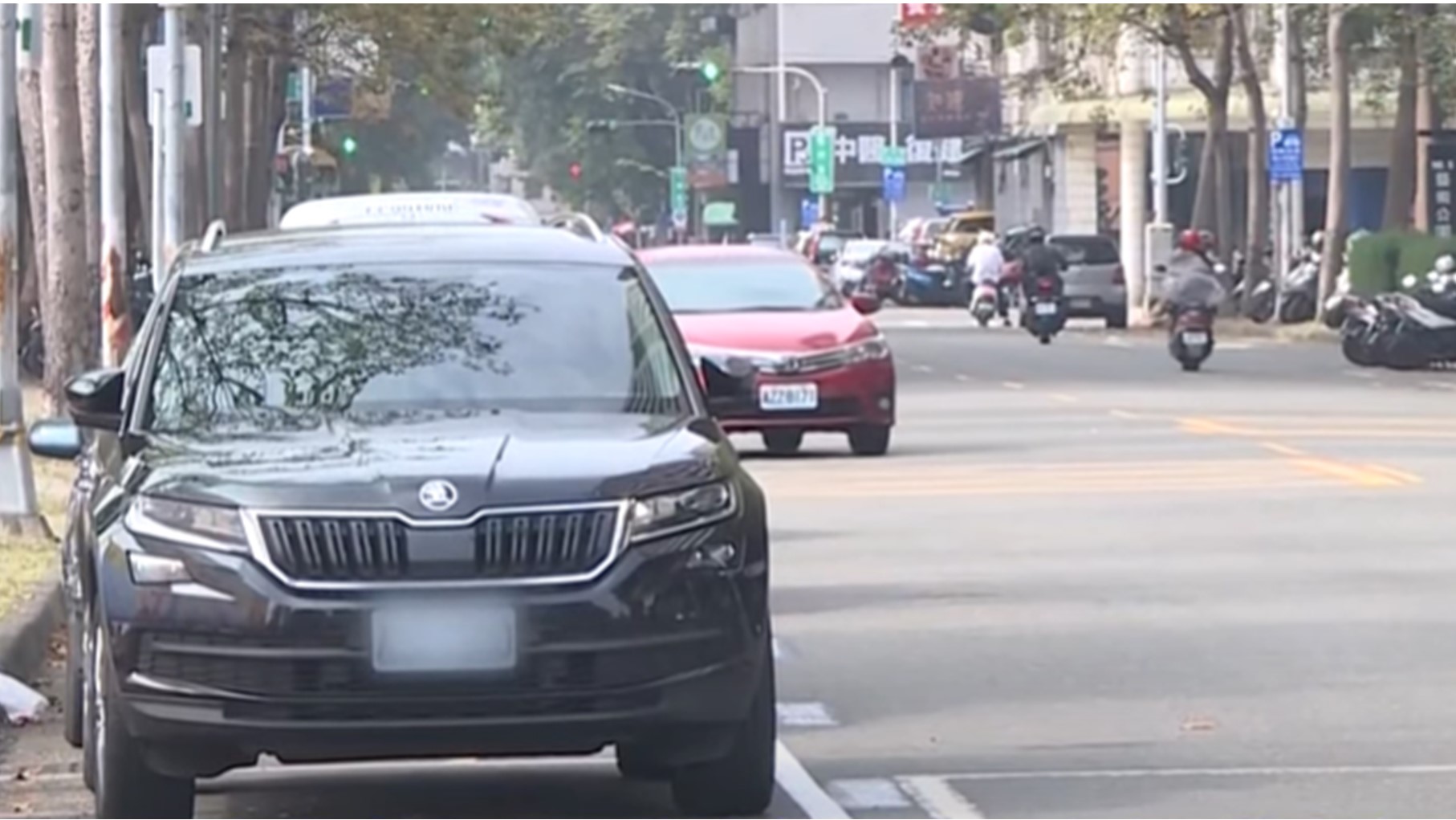 ▼高雄一處路邊停車格被控訴太危險。（圖／東森新聞）