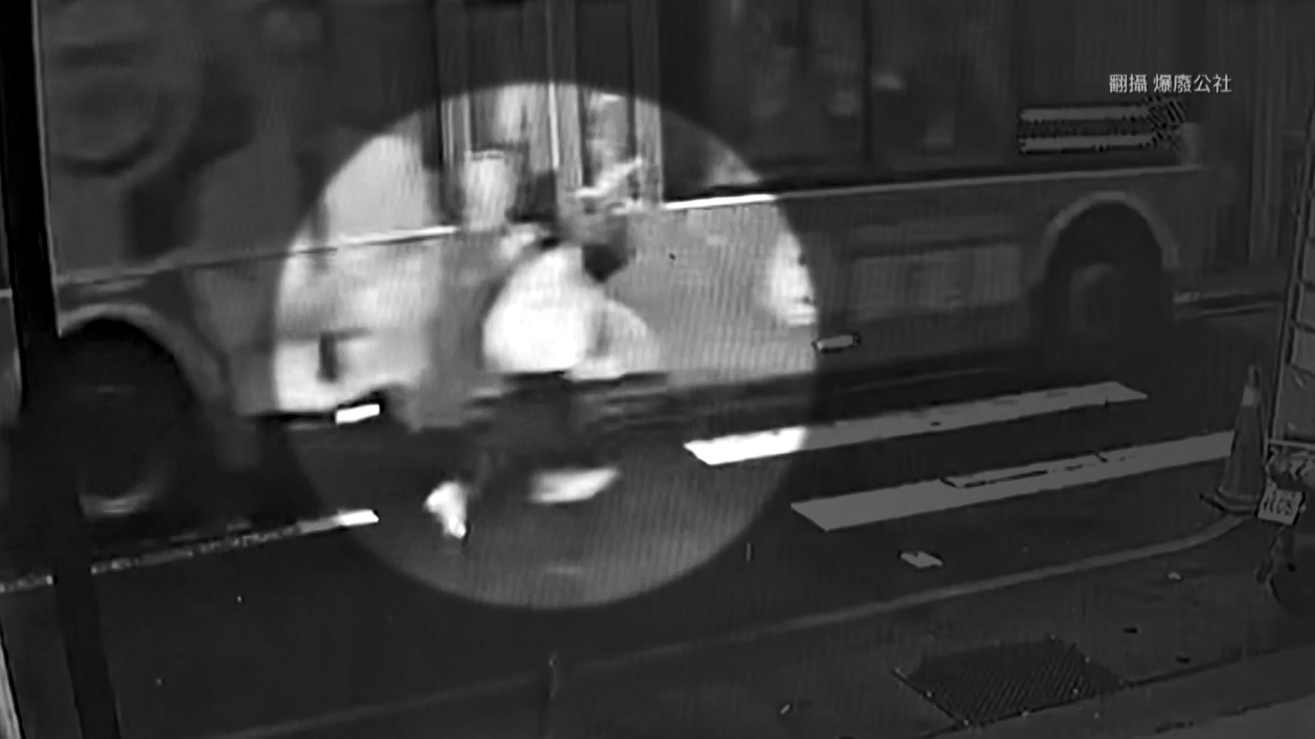 ▼一名女學生搭公車上學時，書包被車門夾住遭拖行好幾公尺。（圖／東森新聞）