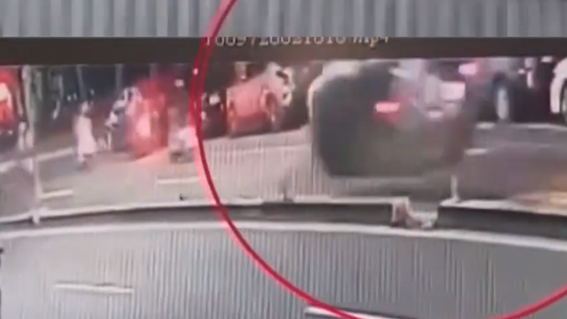 ▼一輛黑色轎車要從外側車道切到內側車道,不小心擦撞前車。(圖/東森新聞)