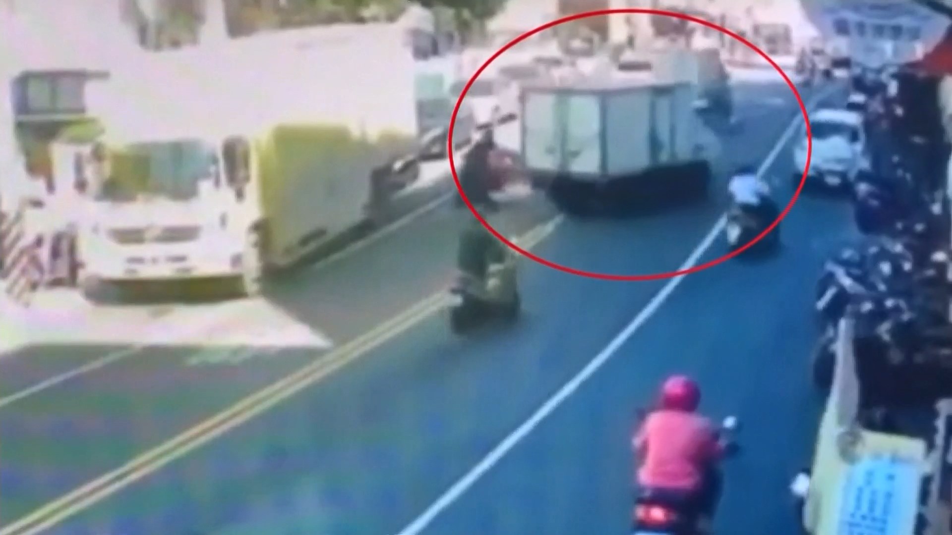 ▼一名小貨車駕駛忘記拉手煞車一路後退，差點撞上外送騎士。（圖／東森新聞）