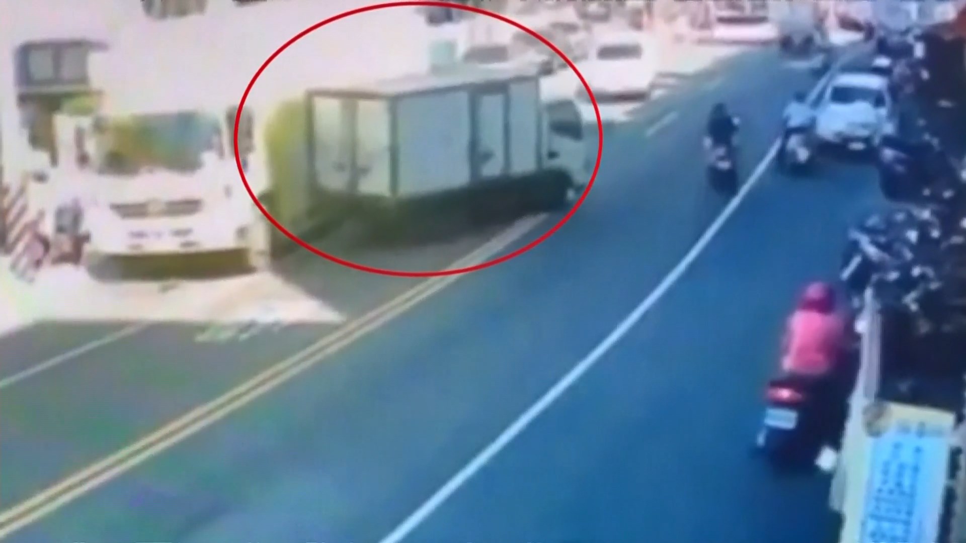 ▼小貨車最後撞上停在路旁的大貨車。（圖／東森新聞）