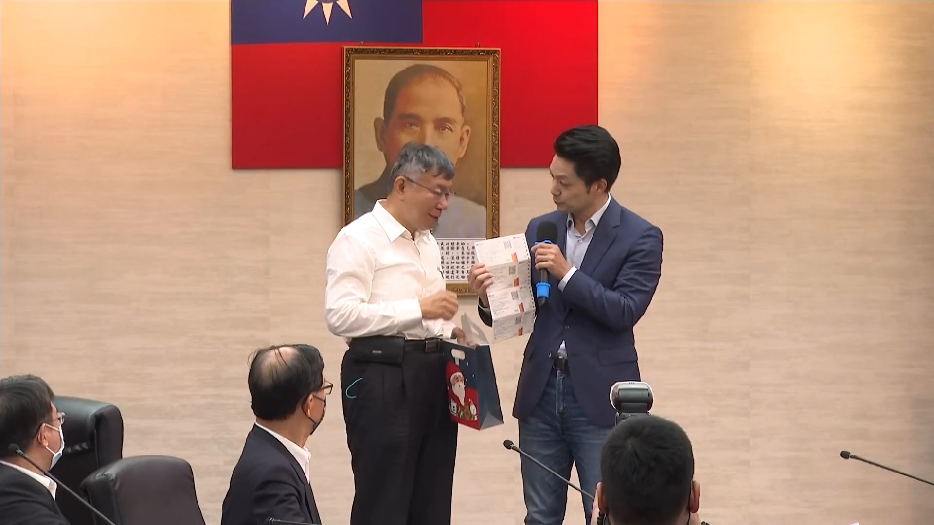 ▼柯文哲語蔣萬安見面,先送上見面禮。(圖/東森新聞)