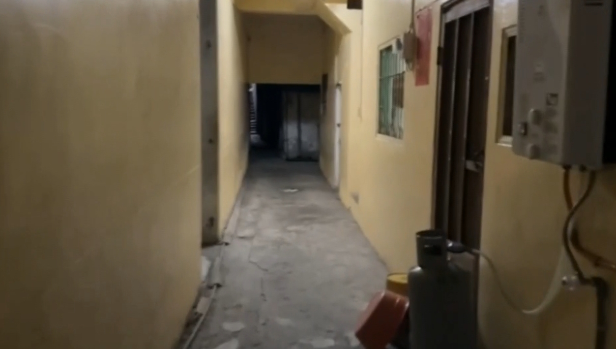 ▼地道走下去的走廊放置許多生活物品。(圖/東森新聞)