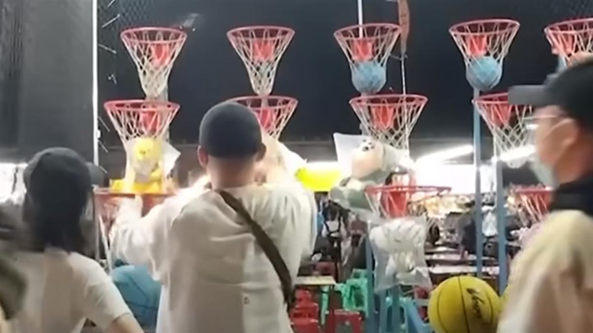 獨／女大生夜市投籃中獎品 給隔壁攤「小號的」爆爭議報警