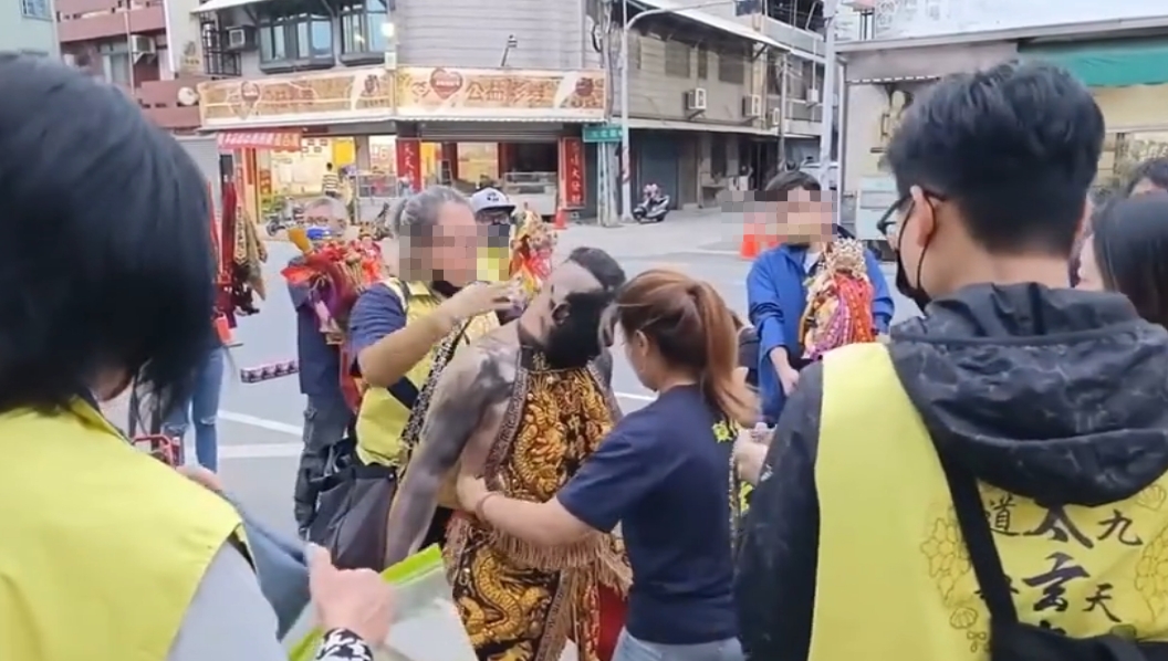 ▼苗栗頭份太玄宮舉辦廟會活動，乩童正在等待神明降駕。（圖／翻攝自爆料公社）