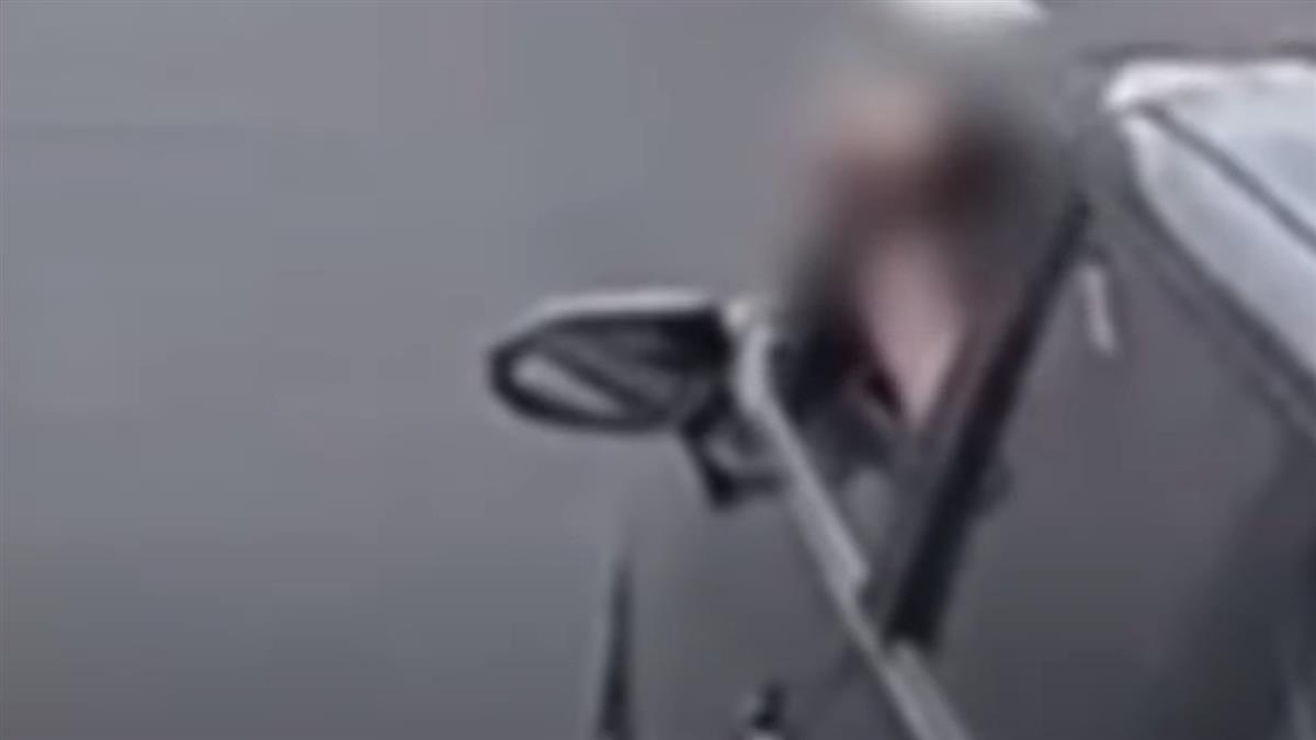 獨／「插隊」下交流道遭按喇叭 駕駛比不雅手勢