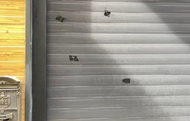 ▼鐵捲門上有遭到射擊的痕跡。（圖／東森新聞）