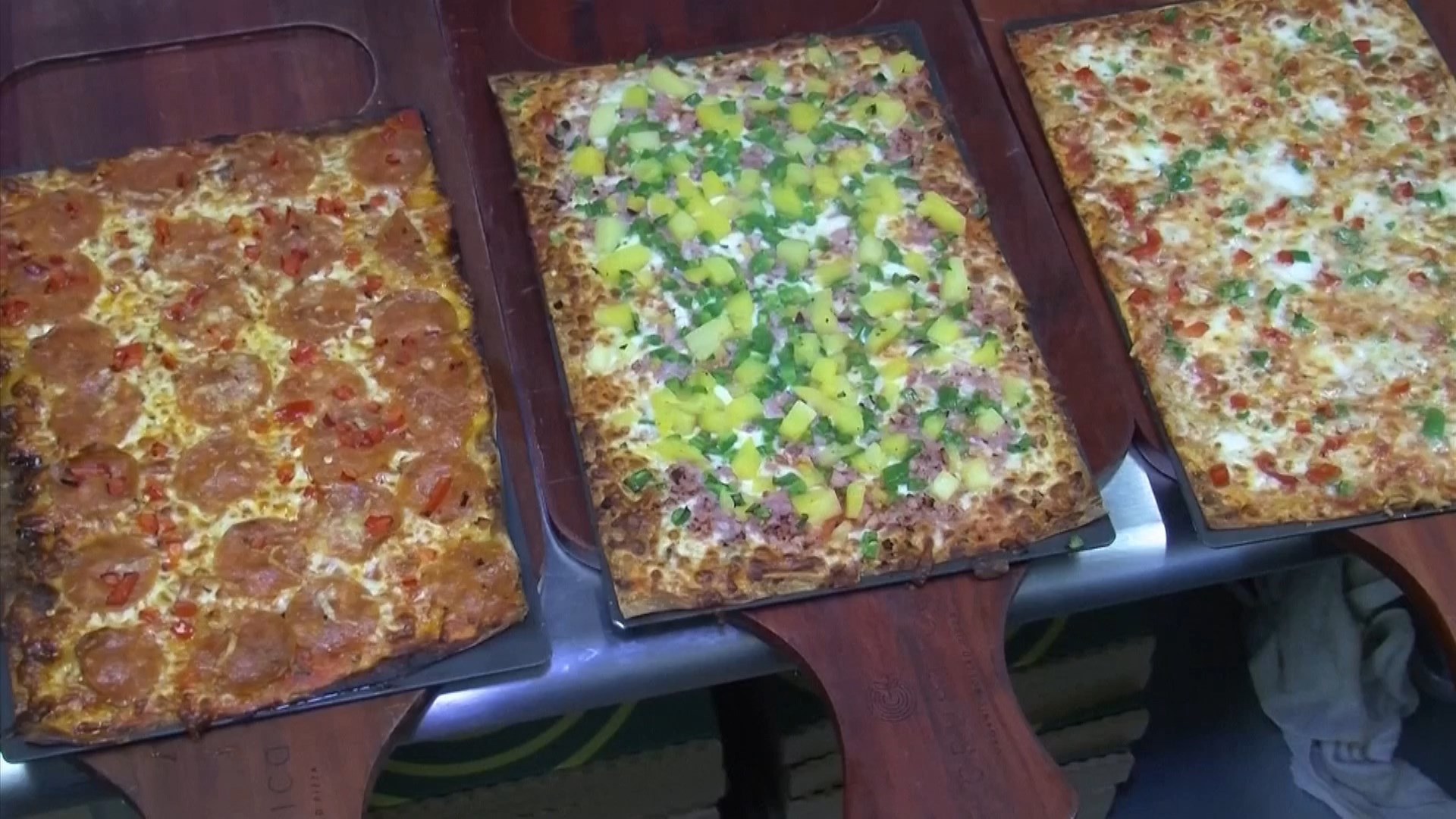 ▼美國流行把「薄皮披薩」捲來吃。（圖／東森新聞）