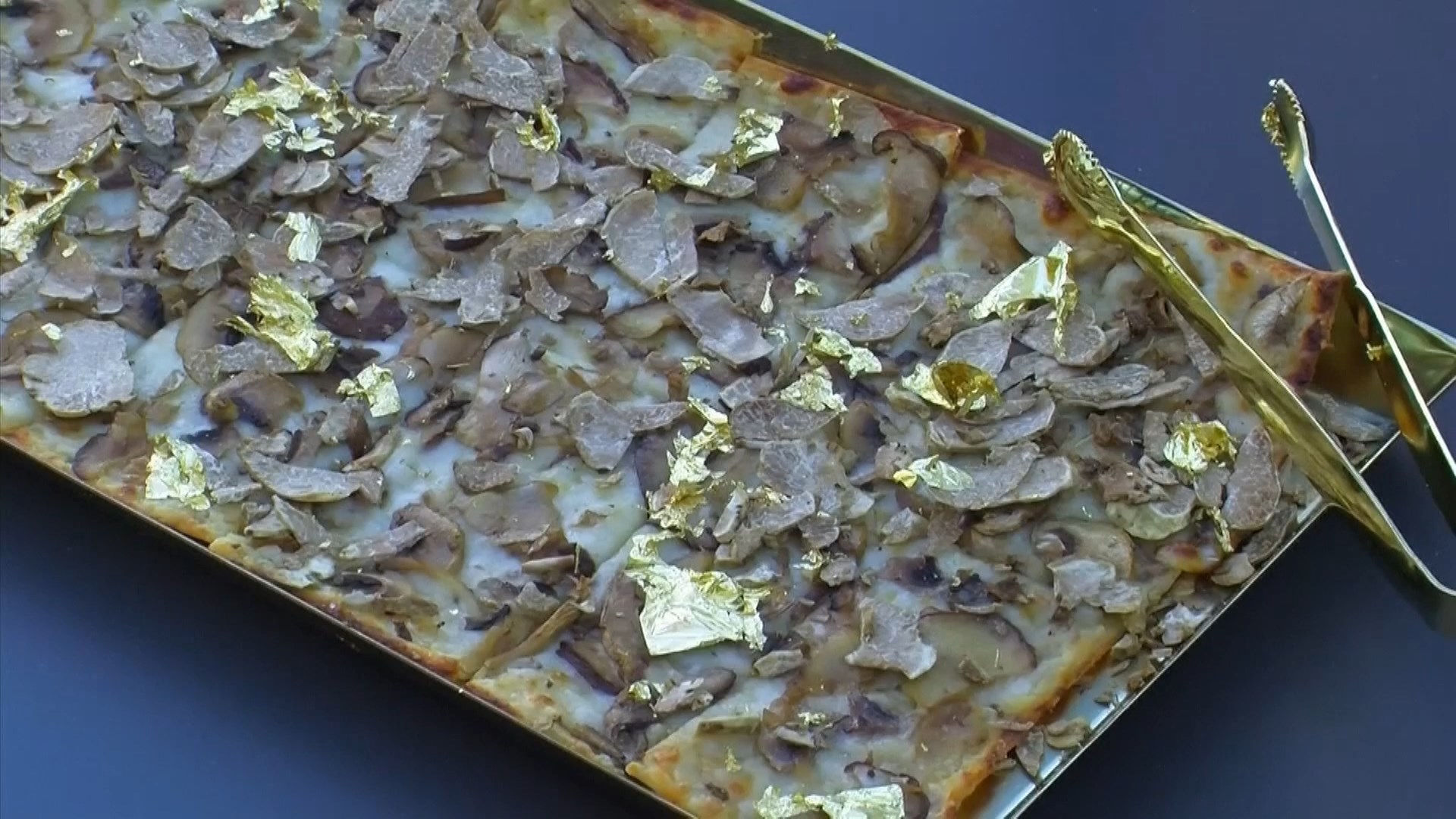 ▼披薩加上最頂級松露以及純金金箔。（圖／東森新聞）