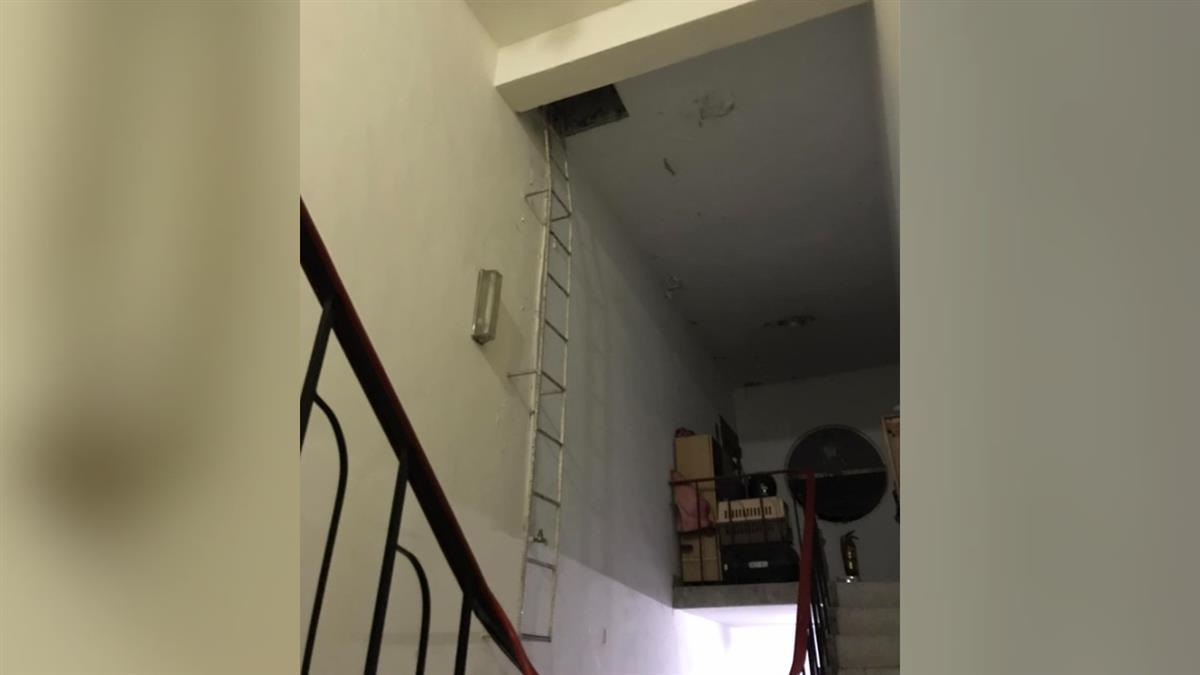 客人住頂加沒路「剩牆上梯子」 外送員硬爬崩潰：真的有人