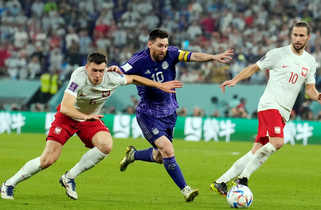 ▼梅西所屬的阿根廷闖進4強。（圖／波蘭和阿根廷世界杯 C 組足球比賽，梅西試圖運球越過波蘭選手。／AP NEWSROOM）