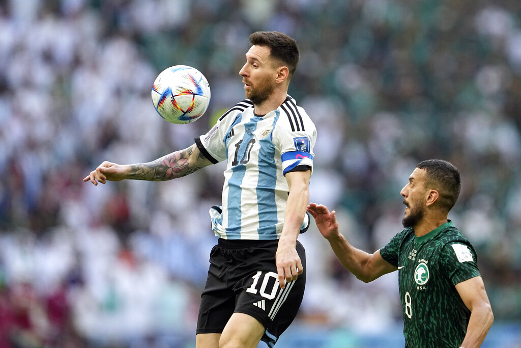 ▼梅西是阿根廷的核心球員。（圖／阿根廷隊的萊昂內爾·梅西（左）和沙特阿拉伯隊的阿卜杜勒哈·阿爾-馬爾基爭奪球權。／AP NEWSROOM）