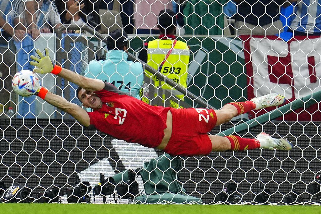 ▼阿根廷門將擋下不少球，訪問時也抱怨裁判。（圖／AP NEWSROOM）