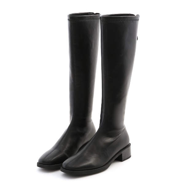 D+AF「中車線設計方頭低跟長靴」榮登D+AF熱銷NO.1，流暢貼合的筒圍超顯瘦，跟高4公分完美修飾小腿的線條，秋冬穿搭絕不能沒有它！