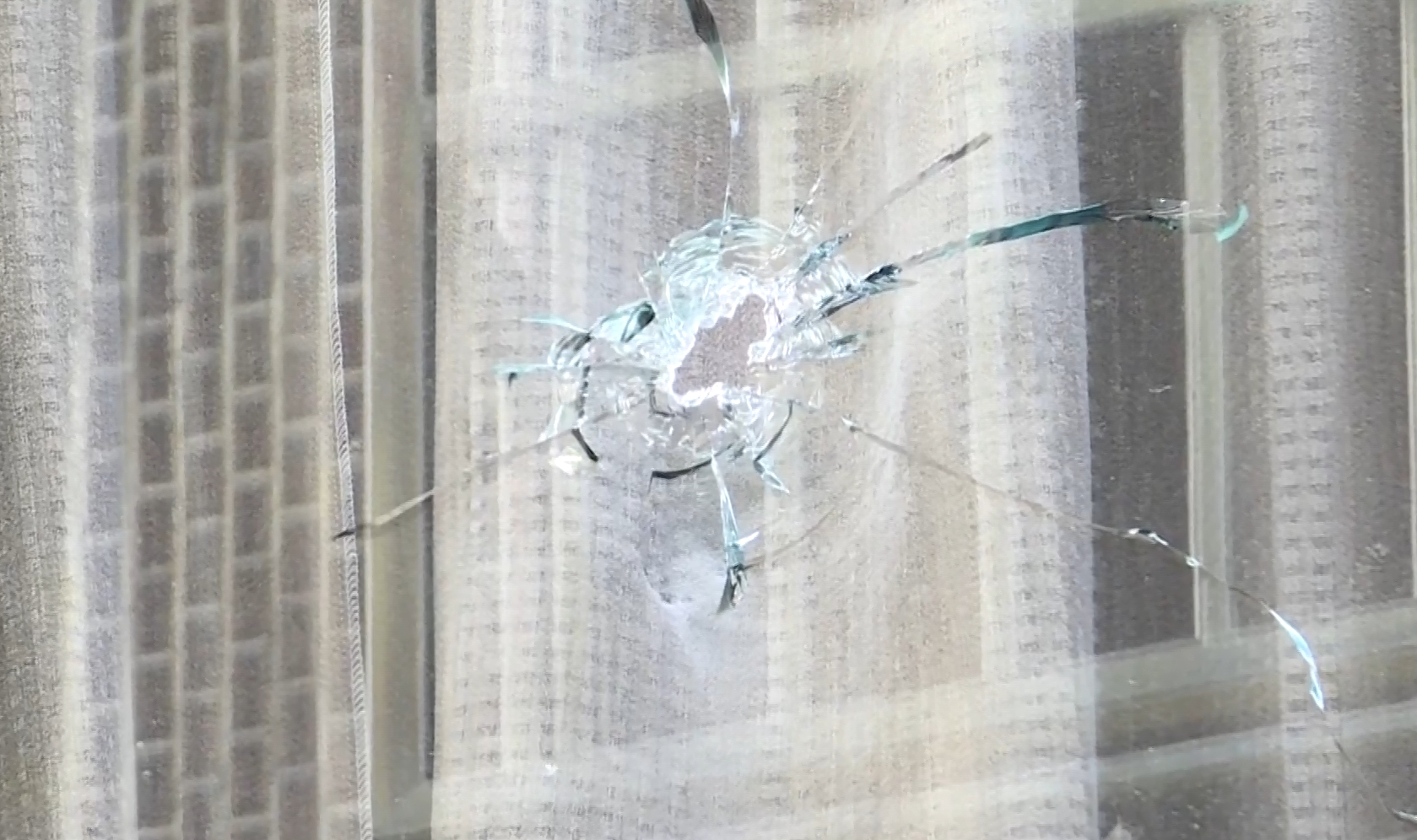 ▼窗戶遭到子彈打穿。（圖／東森新聞）