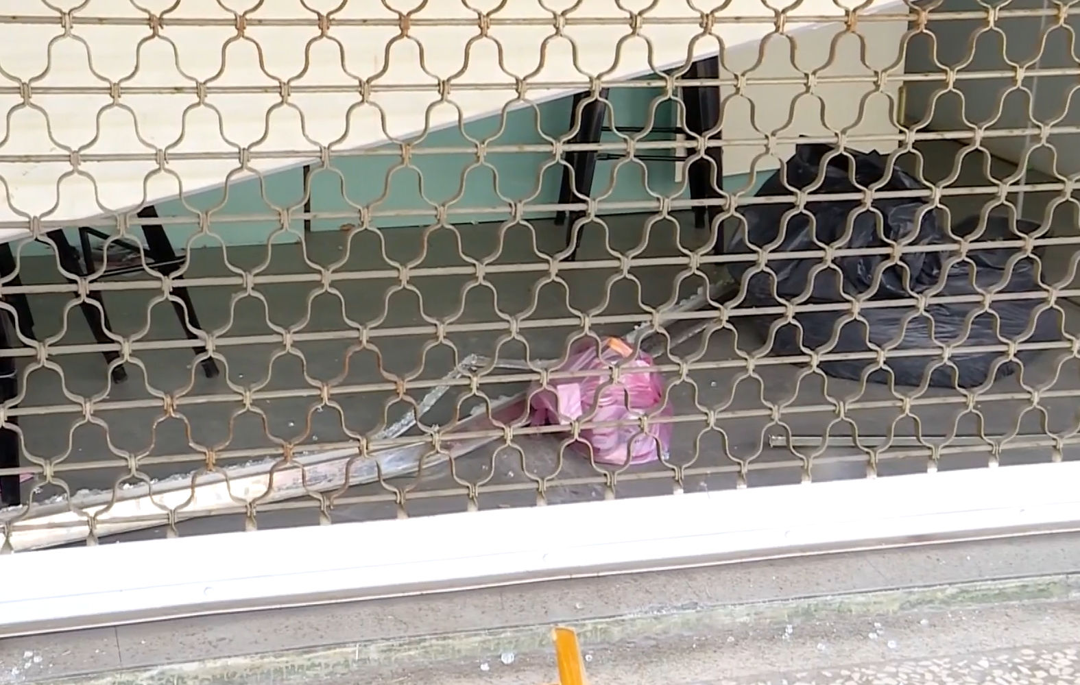 ▼被開槍的民宅對面一棟透天厝，也發生被車衝撞的意外。（圖／東森新聞）