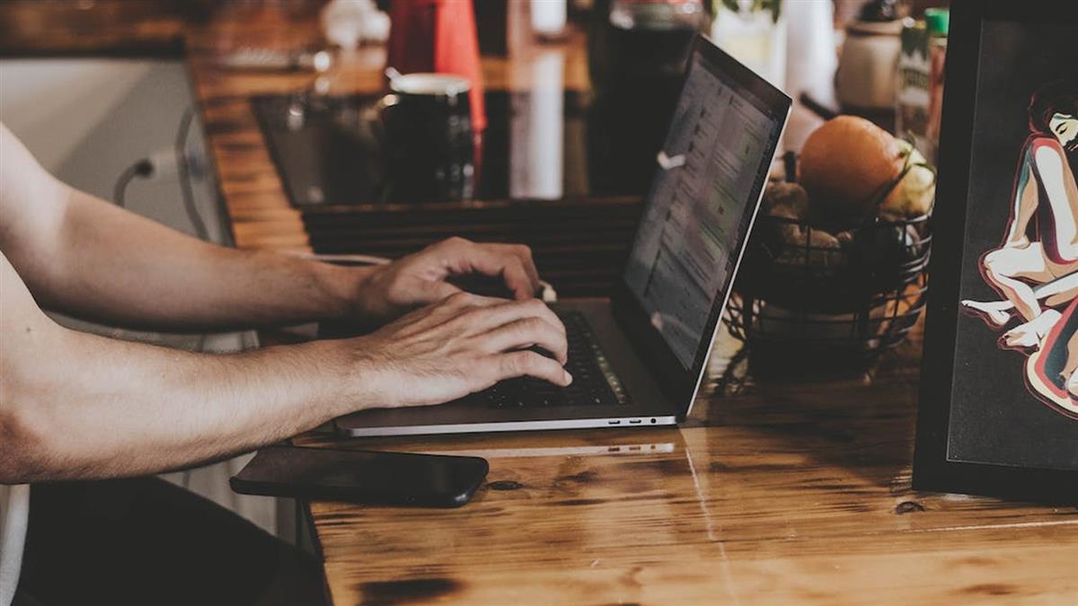 繼父電腦滿滿不雅照 正妹驚見「主角是自己」氣炸謀殺