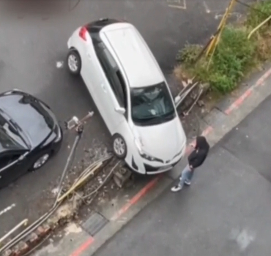 ▼駕駛的車卡在距離出口不遠處。（圖／東森新聞）