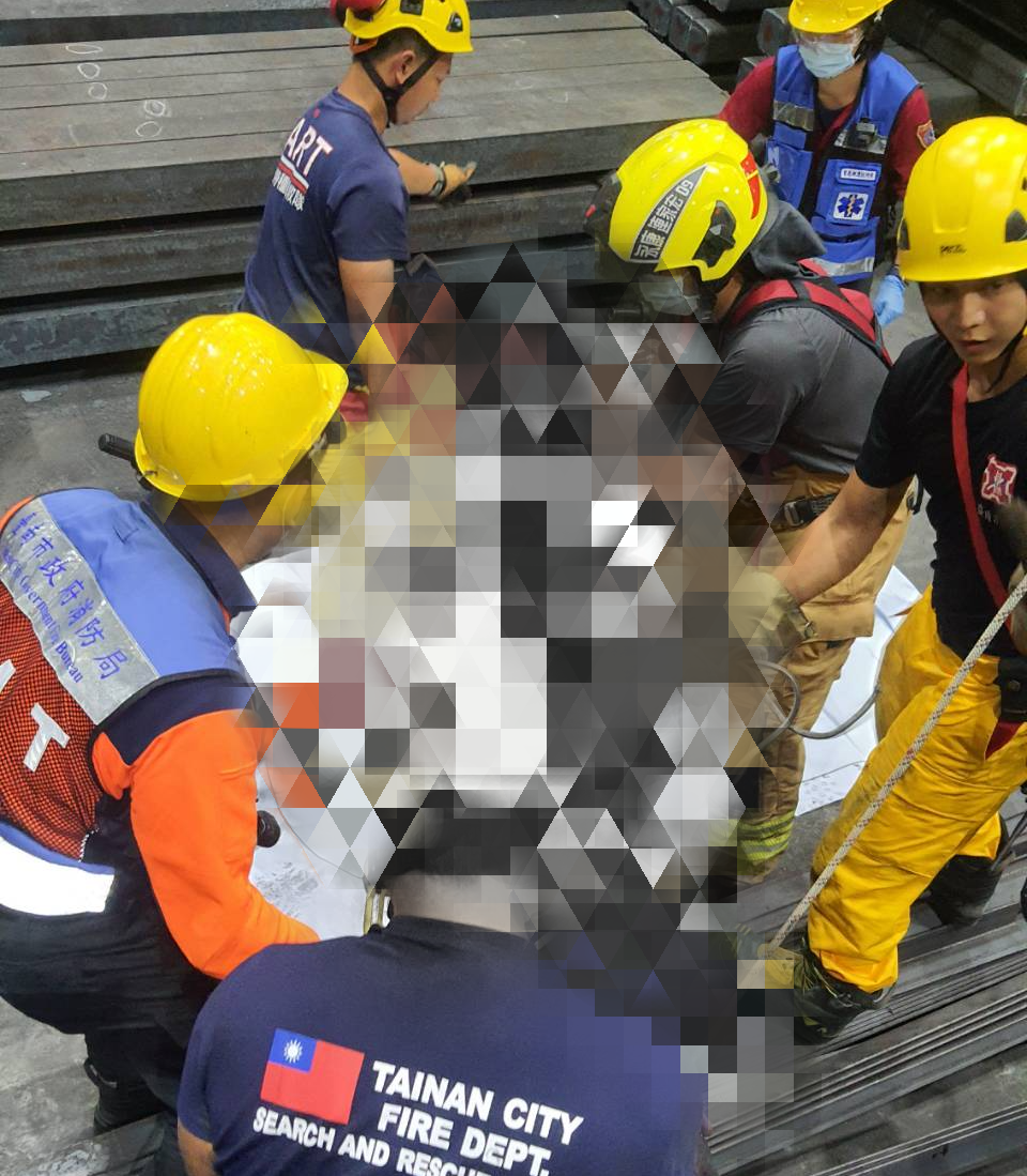 ▼消防局花了約40分鐘將阮男救出。（圖／東森新聞）