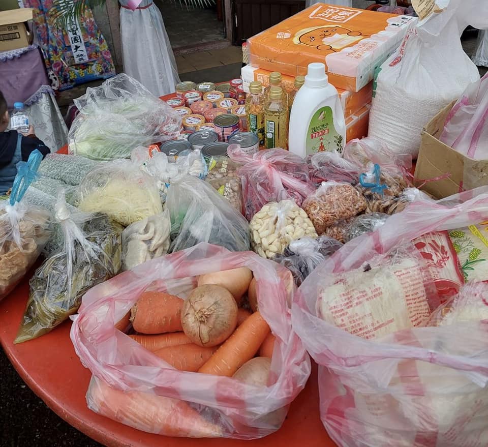 ▼陳先生親自購買守靈物資。(圖/翻攝自台灣急難救護協會會長臉書)